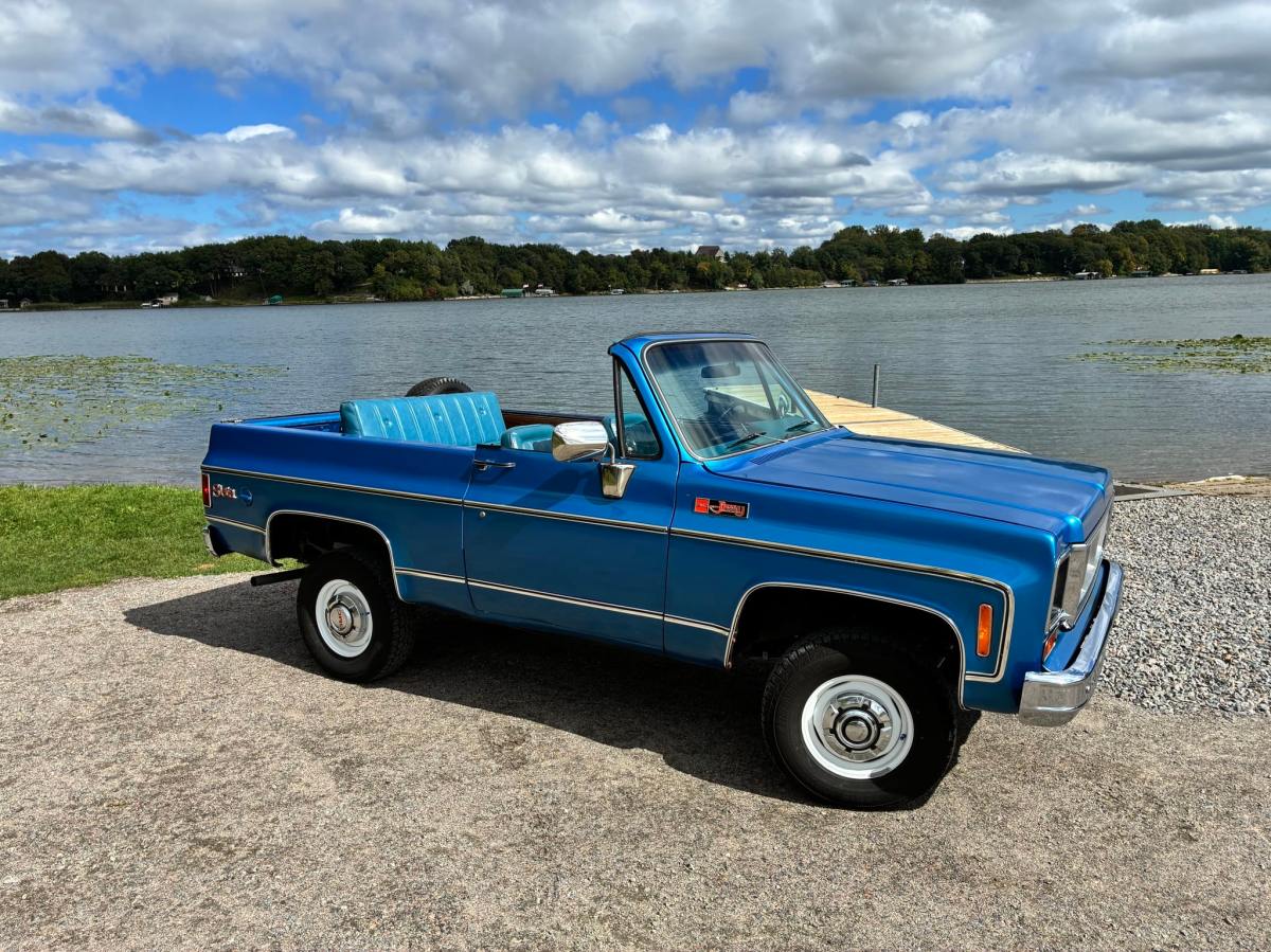1973 GMC Jimmy Sierra 4×4 — exterior front three-quarter view