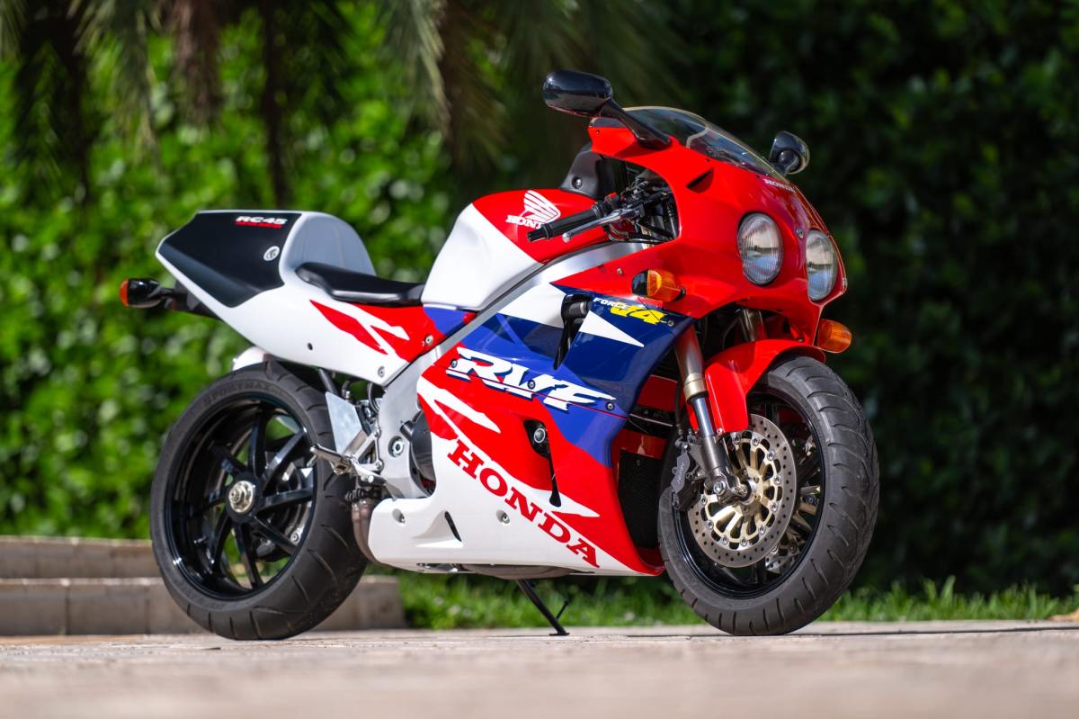 1994 Honda RVF750R RC45 side view