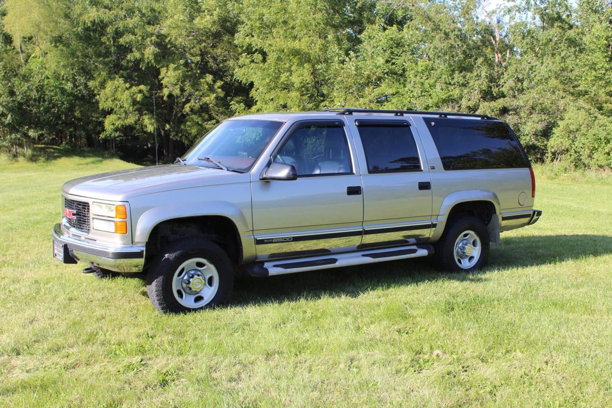 1999 GMC Suburban K2500 SLT 7.4L 4×4 — exterior front three-quarter view