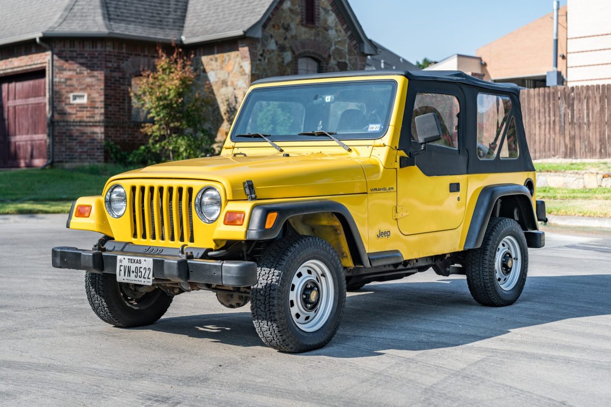 One-Owner 2001 Jeep Wrangler SE 5-Speed — exterior front three-quarter view