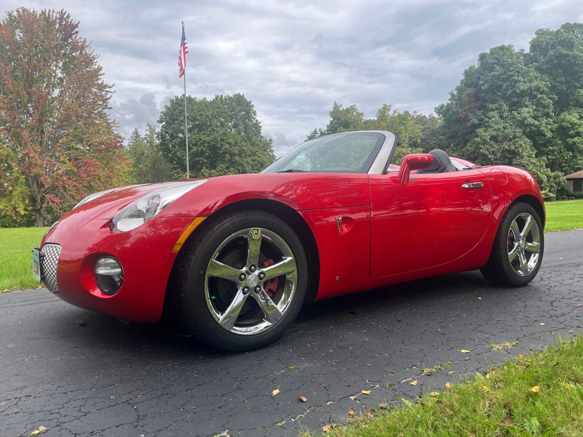 29k-Mile 2006 Pontiac Solstice 5-Speed — exterior front three-quarter view