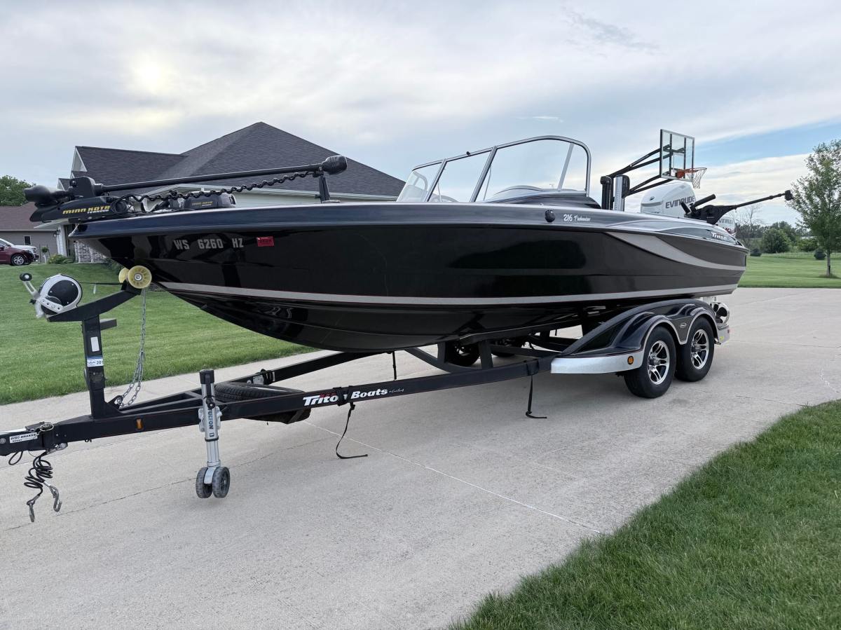 2014 Triton 216 Fishunter — exterior front three-quarter view