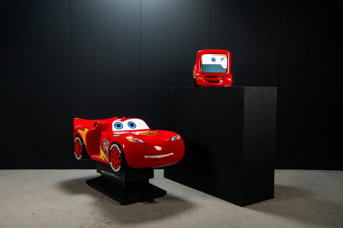 Disney/Pixar “Cars” Lightning McQueen Children’s Ride & 13″ CRT Television